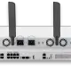 Önde çoklu ethernet portları, USB ve konsol girişi, arkada dört anten ve iki güç girişi olan beyaz ağ cihazı